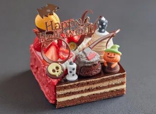 ご予約受付中｜ベリー＆オペラの豪華2層ケーキ！魔法のように2つの味がひとつに「ハロウィン・アソート」登場｜浦安ブライトンホテル東京ベイ