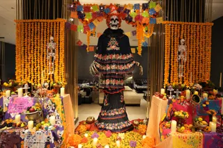 アートホテル大阪ベイタワー 圧巻の3m！巨大カラベラがロビー彩るハロウィン装飾