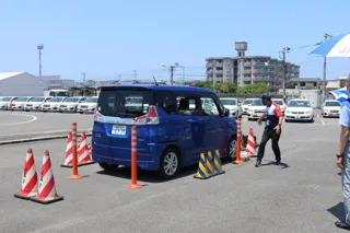 【JAF大分】「公道ではできない走行体験」から学ぶ、交通安全講習会を開催~スラローム走行・急ブレーキ体験など~