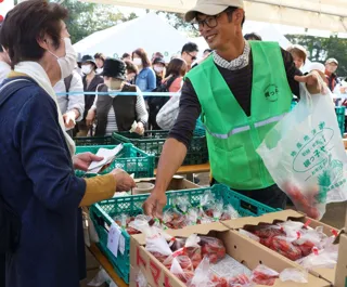 例年約5000人が来場する高槻産の新鮮野菜が並ぶ農林業祭を開催