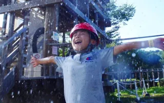 飛び交う水をかわしながら、アスレチックを制覇しろ！ニジゲンノモリ「クレヨンしんちゃんアドベンチャーパーク」夏のウォーターイベント『ポイを守りきれ！～ウォーターガン防衛モード～』