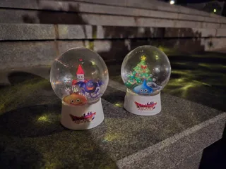 きらめくモンスターと冬の魔法でアート体験ニジゲンノモリ「ドラゴンクエスト アイランド　スノードーム制作体験2025」