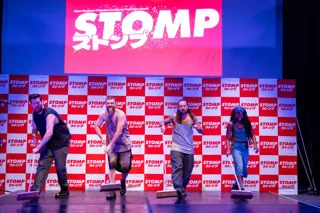 たたく！ならす！音と動きが舞うリズム！！世界53カ国1,500万人が大興奮の”体感"ショーが来日！『STOMP ストンプ』9/2（火）追加公演決定！