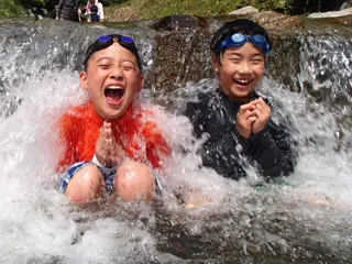 ＼夏休みは信州の大自然でキャンプ！／こどもが大好きな川遊び・野外料理で”生きる力”も育まれる！こどもキャンプ参加者募集中！