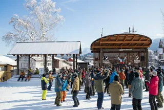 長野県HAKUBA VALLEY 「白馬つがいけマウンテンリゾート」に、日本初となる温泉足湯×DJブースを同時に楽しめる「Ashiyu Stage & Lounge」が誕生