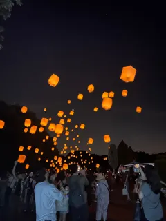 【野外民族博物館リトルワールド】「スカイランタン」イベント開催！　2025年8月9日(土)、10日(日)、16日(土)、17日(日)＜愛知＞