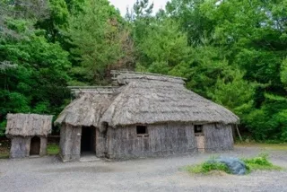 【野外民族博物館リトルワールド】文化と伝統を未来へ！野外展示「北海道 アイヌの家」修復プロジェクト、クラウドファンディングをスタート！修復の歴史を振り返る写真展やイベントも開催！＜愛知＞