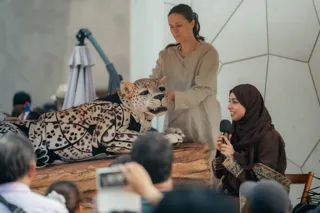 【2025年大阪・関西万博　サウジアラビア王国館】サウジアラビアの野生生物と文化遺産を表現する、アラビアヒョウとアラブ馬の人形劇を開始