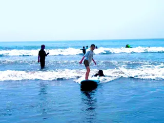 湘南国際マラソンが「親子サーフィン教室」を共催