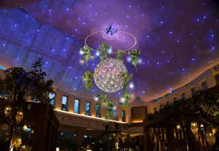 【オリエンタルホテル 沖縄リゾート&スパ】アート・コレクティブ・YouRuMaruの作品「THE INVISIBLE RYTHMS」ロビーアトリウムに展示