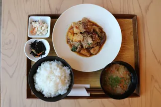 ミツハシライス×エバラ食品 ９月１日よりコラボメニュー企画を実施　横浜ＧＲＩＴＳの選手が監修！「おろしのたれ」を使ったメニューを提供