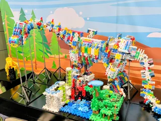 Gakkenニューブロックでできた”巨大恐竜”がお出迎え！8月は「巨大恐竜展2025」に行こう！