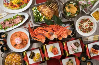 【シェラトン都ホテル東京】紅ズワイガニからステーキまで！ お正月ならではの豪華なメニューをご堪能いただける「2026 New Year ブッフェ」開催