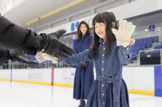 【新横浜プリンスホテル】室内温度約13℃！“都会の避暑地”スケートセンターで楽しく涼しく猛暑対策！夏休み期間にスケート親子割引キャンペーンを実施