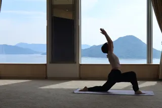 【グランドプリンスホテル広島】「どこでもYOGA」とコラボレーションしたランチ付きヨガイベント「名月の10月、心身整うご褒美月ヨガ」を開催