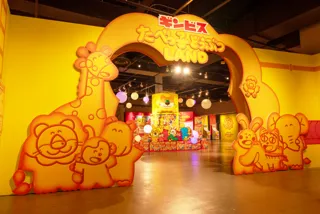 【速報】『たべっ子どうぶつLAND』初日から大盛況で大行列！新テーマ「ビスケットファクトリー」にちなんだビスケットに埋もれる夢のフォトスポットや、史上最長35cm「きりんさんのロングパフェ」に大注目！