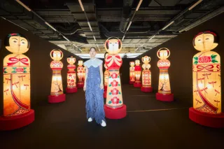 俳優・アーティスト のん が手がける「のん Ribbon展 怪しくて、可愛いもの。-群れる-」7月31日～10月13日　国立民族学博物館で開催。「可愛くて、不気味」な世界観を表現