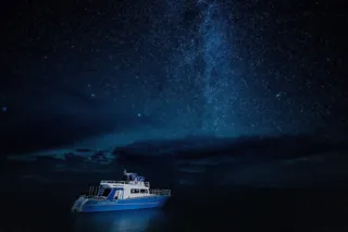 【西表島ホテル】水平線に沈む夕陽と、日本初の星空保護区の認定を受けた西表島の美しい天の川を、貸し切りクルーザーで堪能する「ティンガーラディナークルーズ」開催