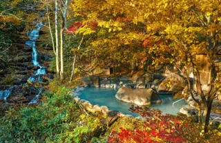 【奥入瀬渓流ホテル】紅葉と滝の絶景が広がる露天風呂を完全独占！湯上がりには紅葉シャンパーニュカクテルを堪能する、唯一無二の紅葉狩り「秋の贅沢紅葉温泉」実施