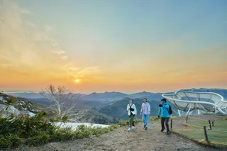 【トマム】秋の澄んだ空気の中で、雲海や黄色に色づく山々の絶景を楽しむ「雲海テラスサンライズウォーキング」開催