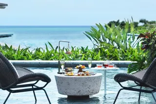 【星のや沖縄】冬も暖かなプールサイドで優雅に過ごしながら、沖縄産ラム酒の芳醇な香りをスイーツで堪能する「琥珀香るアフタヌーンティー」提供