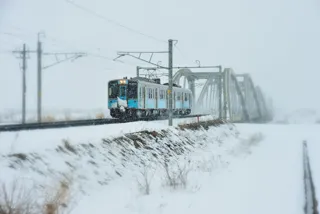 【青森屋】運行10周年！青森各地域自慢の「あで」と地酒で、雪景色を堪能する「酒のあで雪見列車」今冬も運行