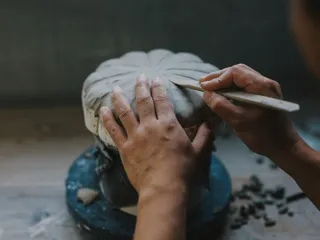 【界 別府】手業のひととき「“幻の焼き物”臼杵焼を現代に蘇らせた陶芸家・宇佐美氏から臼杵焼を学ぶ～オリジナルキーホルダー制作体験～」開催
