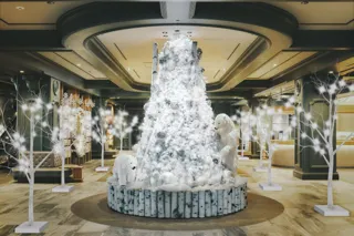 【OMO7旭川】館内で純白の雪化粧に染まったクリスマスツリーやアドベントカレンダーを楽しめるクリスマスイベント「雪降る街のホワイトクリスマス」開催