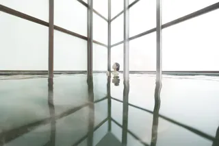 【星のや軽井沢】自分を甘やかす究極の“おこもり湯治”。2種の源泉かけ流しに癒される「温泉美人滞在」で、冬のご褒美ひとり旅