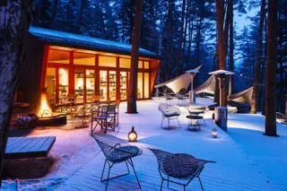 【星のや富士】静寂な冬の森に“屋外こたつ”が登場。炎に集い、五感を澄ます「冬グランピング」今冬も開催