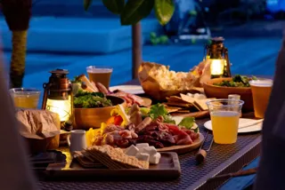 おふろcafe ハレニワの湯の屋上で、暑さを避けたナイトBBQを提供中。BBQ後はおふろでさっぱり。団体・貸切予約も承っています