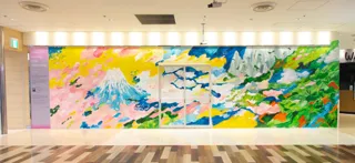 成田国際空港第1ターミナルに、“アートで旅立ちを彩る仮囲い”が登場!!