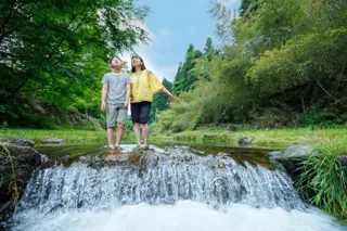 夏休みに鳥取県・大山の自然に触れ、学ぶ、自由研究におすすめなアクティビティを実施！川について学ぶツアーや星空観測、林道でクイズラリーなど多様なプログラムを開催【メルキュール鳥取大山リゾート＆スパ】