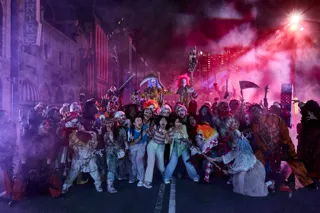 “正気を失う”恐怖で超絶叫!『ハロウィーン・ホラー・ナイト』本日先行公開・超狂暴化ゾンビが襲う『ストリート・ゾンビ』・「King Gnu」と初コラボの新曲『SO BAD』で超熱狂『ゾンビ・デ・ダンス』