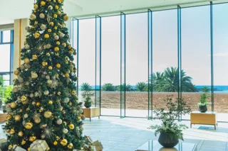 【ヒルトン沖縄北谷リゾート】2025年クリスマステーマは 『アメリカンレトロ・クリスマス』