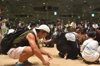 「万博パビリオンのリユース」を来館者参加型で実施 ご来場いただいた皆様へ感謝を込めて“砂丘からサンキュー”!「鳥取無限砂丘の砂 お持ち帰り企画」開始