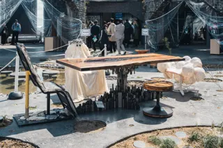 友安製作所が大阪・関西万博の会場に廃材から作ったテーブルを設置。ものづくり体験ツアーで地域への誘客を。