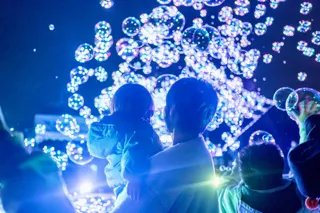 シャボン玉と光が織りなす幻想空間「ナイトバブル」開催　鳥栖アウトレットで楽しむ秋の非日常体験