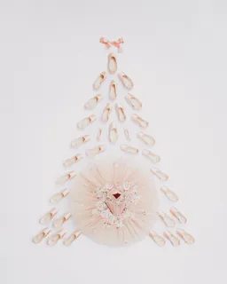 〈レペット〉トゥシューズのミニチュアオーナメントが華やかに彩るフェミニンなクリスマスツリーがメルキュール東京日比谷に期間限定登場！