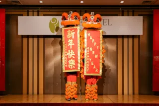 横浜中華街 重慶飯店本館売店の人気焼き物がシェフサービスで登場！「開運！中国獅子舞バイキングショー2026」開催