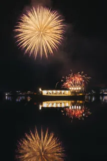 凛とした富士と、煌めく冬花火 河口湖唯一の屋形船レストランが贈る、期間限定「冬花火特別プラン」予約開始!