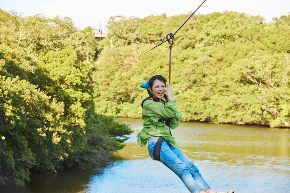 ニジゲンノモリ「クレヨンしんちゃんアドベンチャーパーク」ジップライン「チャレンジ！アクション仮面飛行隊！」が“おしどり休暇”